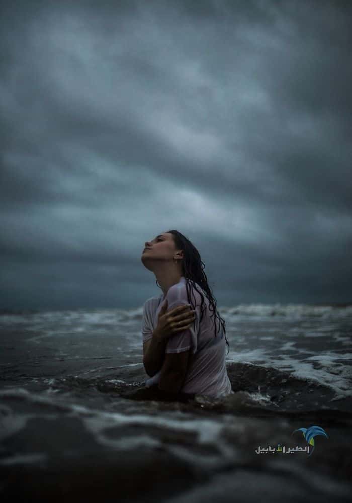 صورة-حزينة-بنات-تقف-في-البحر-بين-الامواج