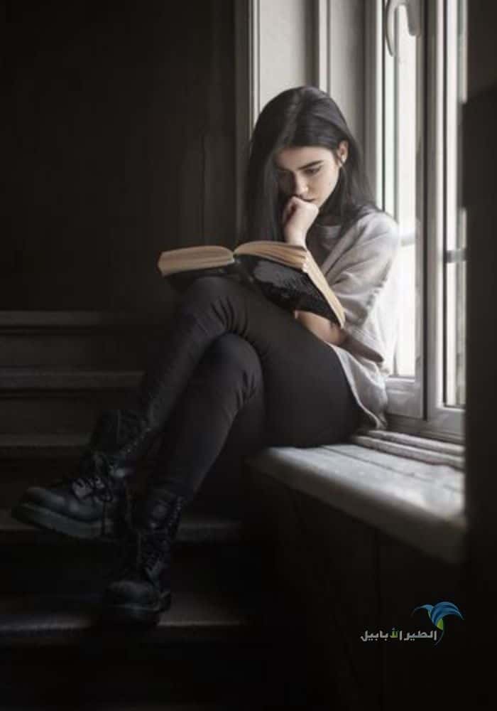 صورة-فتاة-حزينة-تجلس-وحدها-وتقرأ-كتاب