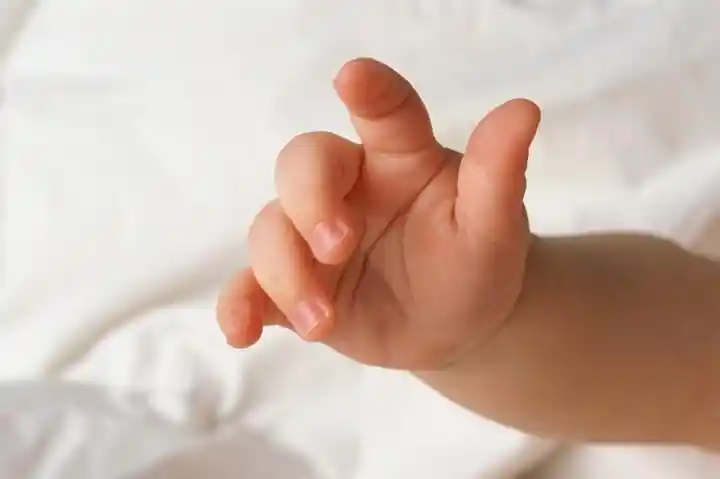 صور يد طفل